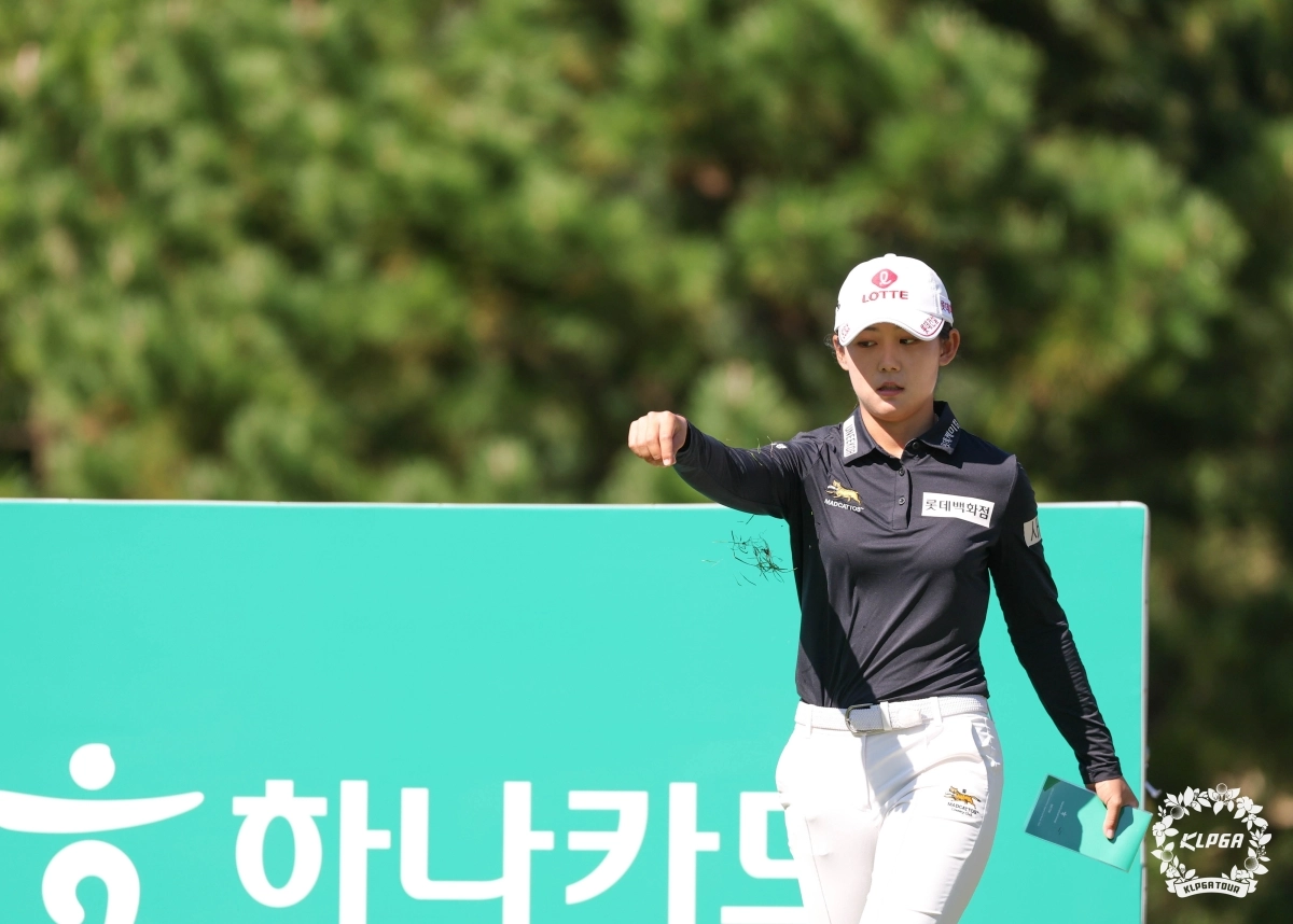 티샷하기 전 잔디를 날려 바람을 점검하는 황유민. KLPGA 제공.