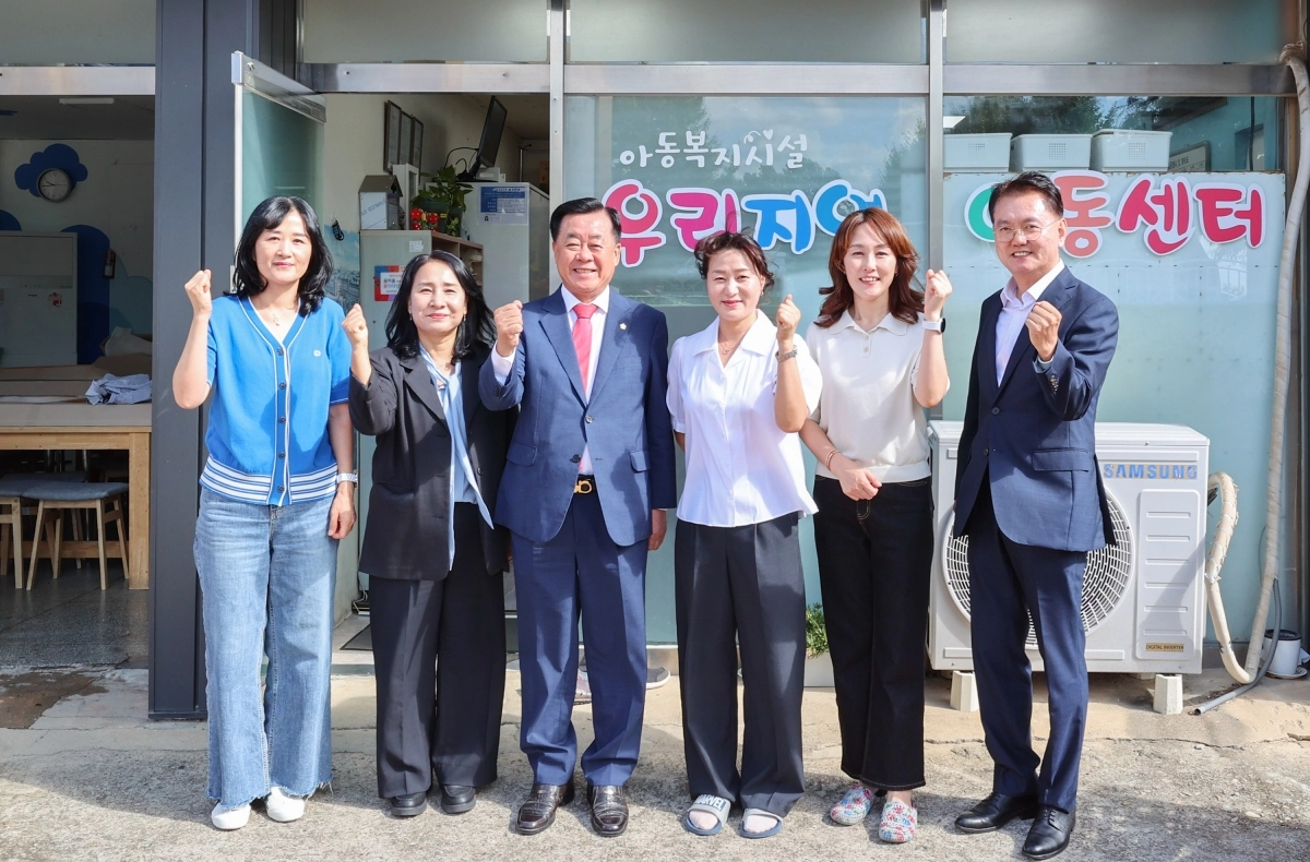 17일 포항 지역 아동복지시설인 ‘우리지역아동센터’를 방문한 김희수 의장(왼쪽에서 세 번째). 경북도의회 제공