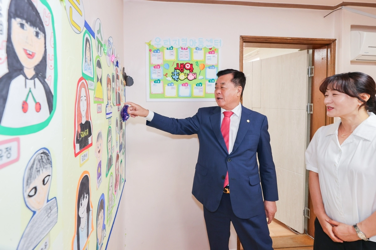 17일 포항 지역 아동복지시설인 ‘우리지역아동센터’를 방문한 김희수 의장. 경북도의회 제공