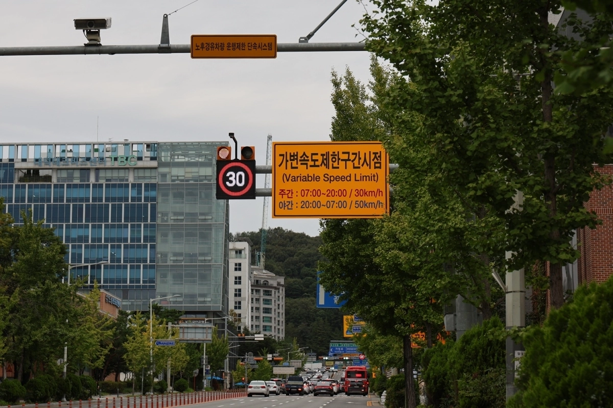 어린이 보호구역의 ‘시간제 속도’ 적용을 알리는 가변형 표지판