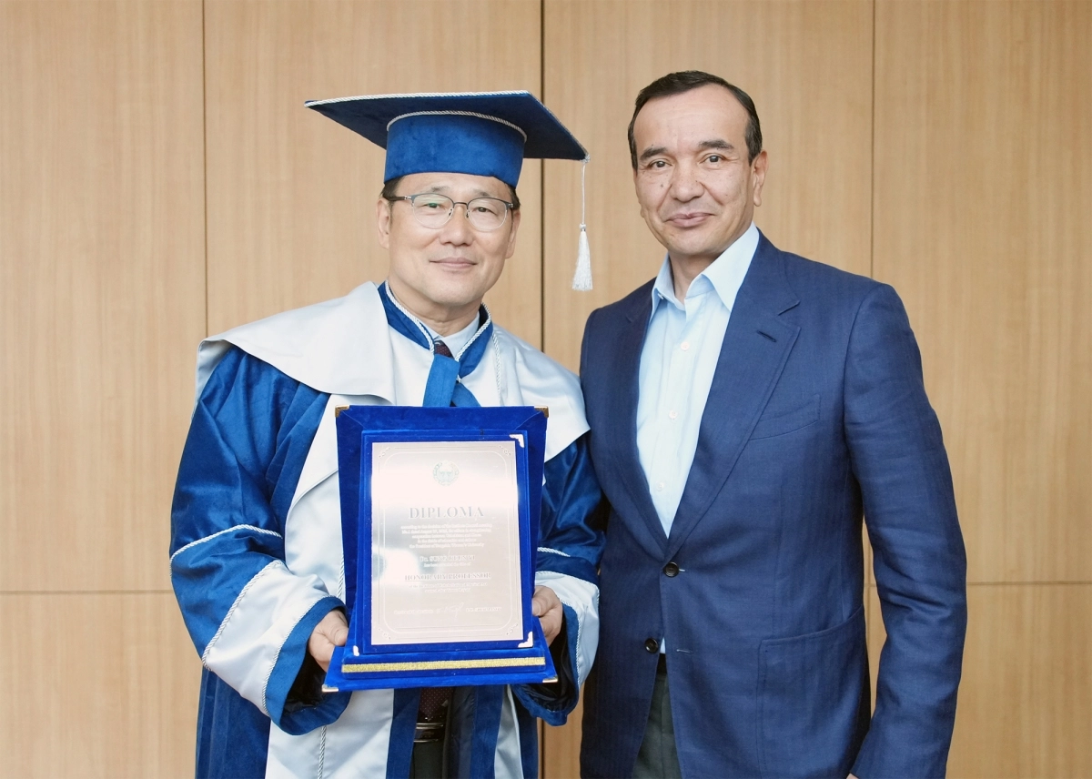 성신여자대학교-우즈베키스탄 국립음악예술대학교가 지난 16일 업무협약을 체결했다. 우즈베키스탄 국립음악예술대 명예교수로 위촉된 이성근 성신여대 총장(왼쪽)이 오조드벡 나자로베코프 우즈베키스탄 문화부 장관과 기념 촬영을 하고 있다. 성신여대 제공