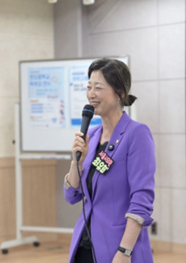 최유희 서울시의원이 한강중학교에서 열린 학부모 연수에서 참석자들에게 인사말을 전하고 있다. 서울시의회 제공