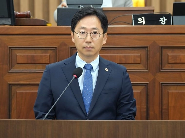 하남시의회 오승철 자치행정위원장이 하남시의회 제352회 임시회 제2차 본회의에서 5분 자유발언을 통해 캠프콜번 개발계획 전면 재검토를 요구하고 있다. 하남시의회 제공