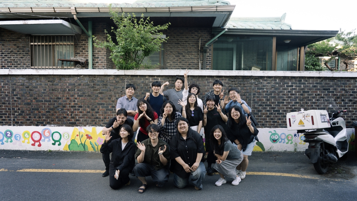 충남 홍성의 로컬 청년 커뮤니티 ‘집단지성’ 회원들이 단체 사진을 찍고 있다. 집단지성 제공