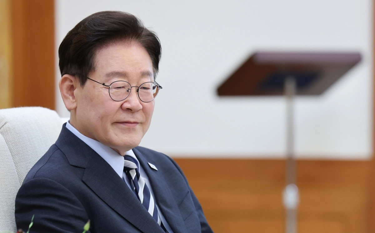 이재명 대통령이 17일 청와대에서 파티 비롤 국제에너지기구(IEA) 사무총장을 접견하며 비롤 총장의 발언을 듣고 있다. 이 대통령은 이날 이 일정만 소화한 뒤 18일 기자회견 준비에 매진했다. 뉴스1