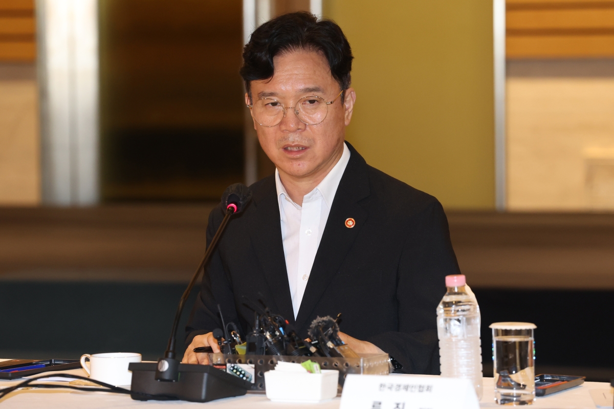 김영훈 고용노동부 장관이 3일 서울 영등포구 FKI타워 컨퍼런스센터에서 열린 청년 일자리 기회 확대 및 고용노동현안 논의를 위한 고용노동부 장관-주요 그룹 CHO 간담회에서 인사말을 하고 있다.  2026.9.3  연합뉴스