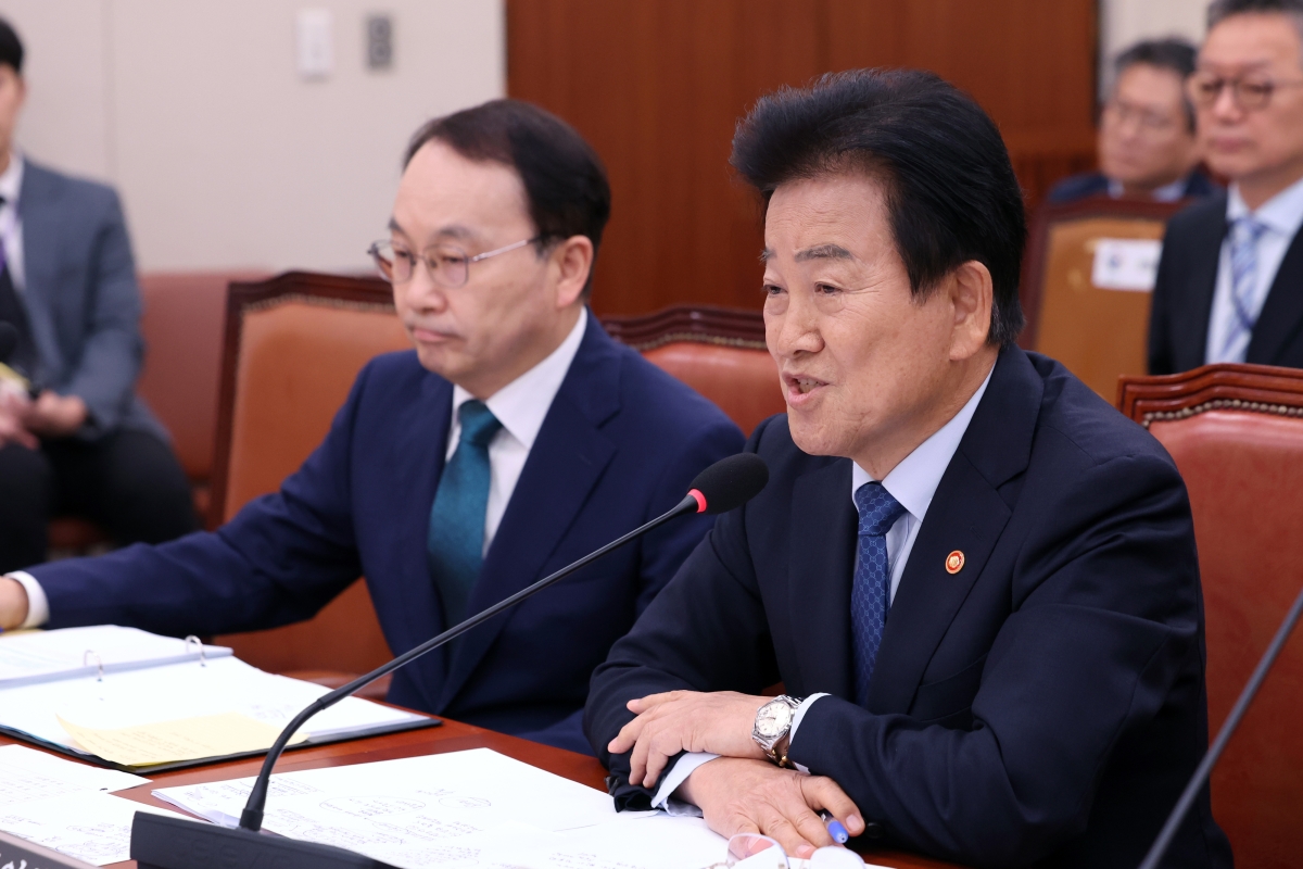 정동영(오른쪽) 통일부 장관이 17일 국회 외교통일위원회 전체회의에서 의원 질의에 답하고 있다. 왼쪽은 구병삼 통일부 기획조정실장. 뉴스1