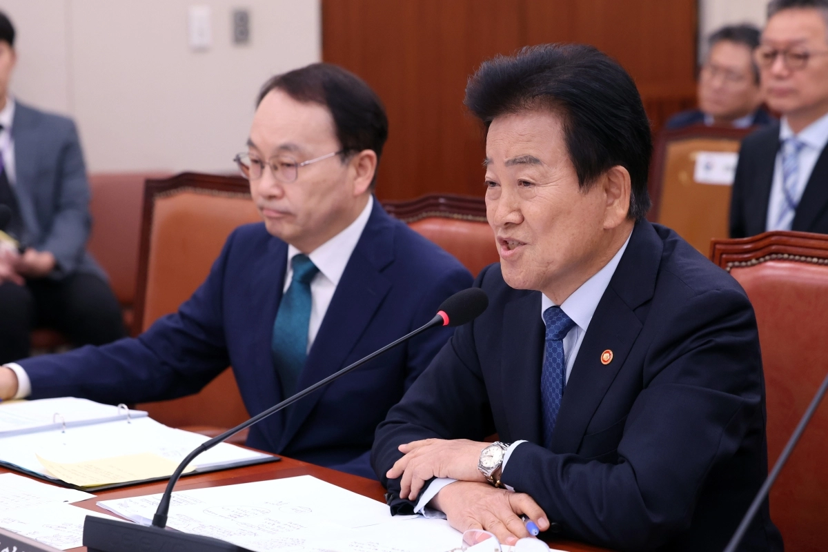 정동영(오른쪽) 통일부 장관이 17일 국회 외교통일위원회 전체회의에서 의원 질의에 답하고 있다. 왼쪽은 구병삼 통일부 기획조정실장. 뉴스1