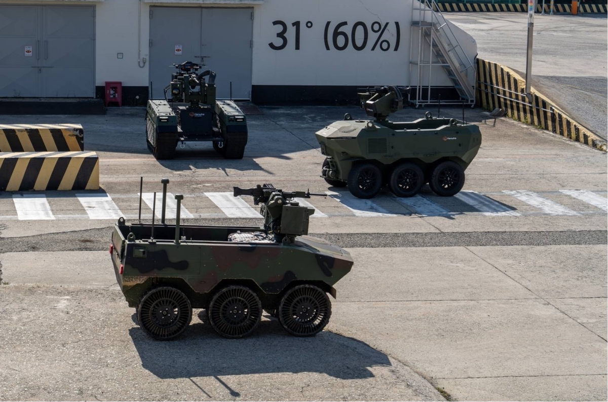 다목적 무인지상차량(UGV) 아리온스멧(Arion-SMET, 앞줄부터), 4세대 UGV 그룬트(GRUNT), 궤도형 UGV 테미스(THeMIS)가 지난 14일 한화에어로스페이스 경남 창원 제2사업장에서 성능 시연을 보이고 있다. 한화에어로스페이스 제공