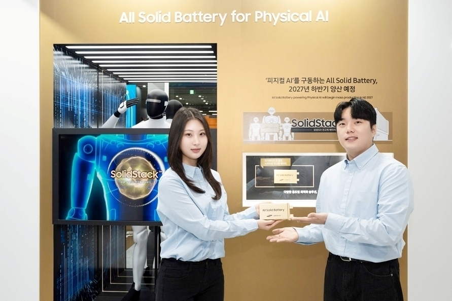 삼성SDI 관계자들이 지난 3월 서울 강남구 코엑스에서 열린 ‘인터배터리 2026’에서 전고체 배터리 ‘솔리드스택’ 샘플을 선보이고 있다.  삼성SDI 제공