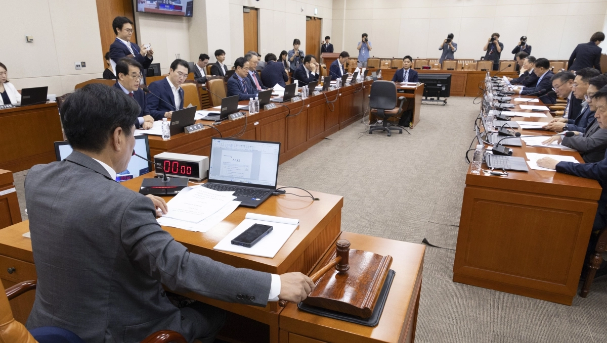 17일 국회에서 열린 재정경제기획위원회 전체회의에서 여야 재경위원들이 이형일 부총리 겸 재정경제부 장관 후보자의 인사청문보고서를 채택하고 있다. 연합뉴스