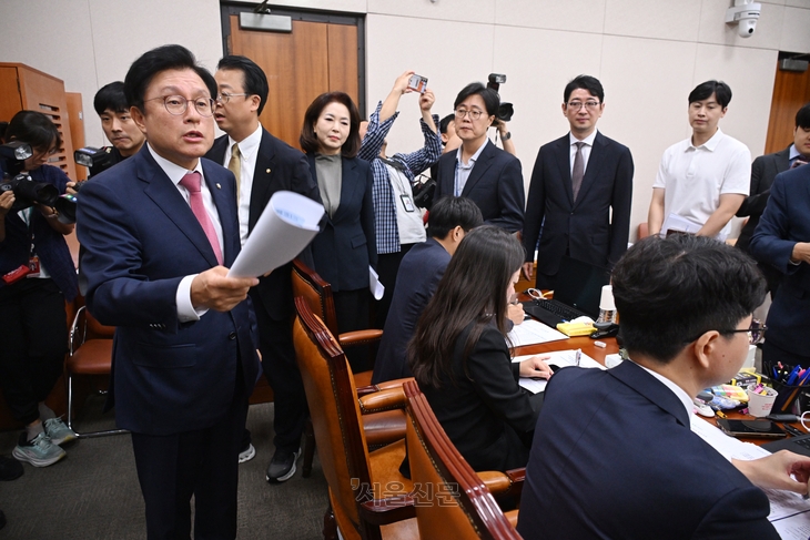 17일  국회에서 열린 법제사법위원회 전체회의에서  국민의힘 의원들이 서영교 법제사법위원장의 인사청문경과보고서 채택 안건 상정 강행에 반발해 항의하며 퇴장하고 있다.  안주영 전문기자