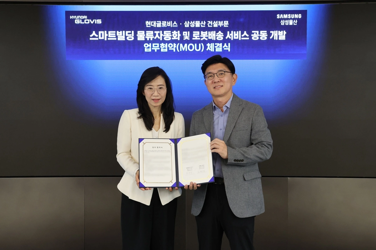 한규헌(오른쪽) 현대글로비스 미래혁신기술센터장과 조혜정 삼성물산 DxP본부장이 업무협약(MOU) 체결 후 기념촬영을 하고 있다.  현대글로비스 제공
