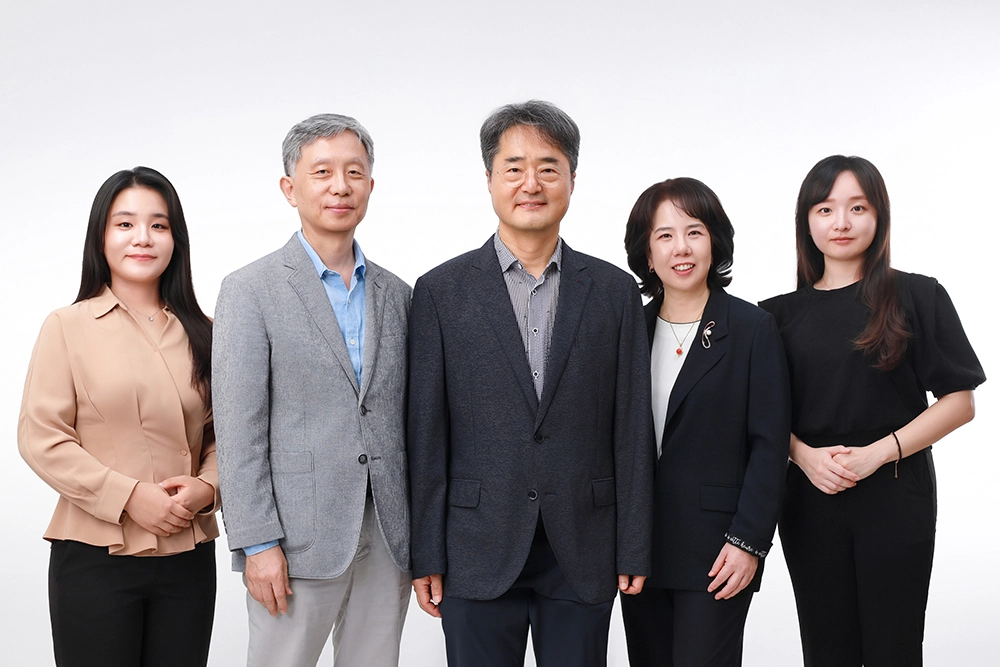 국제 학술지인 ‘사이언스(Science)’에 ‘북한 풍계리 핵실험이 만탑산의 잠자던 단층을 다시 움직였다’는 게재되는 논문 연구에 참여한 부산대 연구진. 왼쪽부터 손유진 박사수료 대학원생, 주형태 박사, 김광희 교수, 강수영 연구교수, 이현주 연구원. 부산대 제공