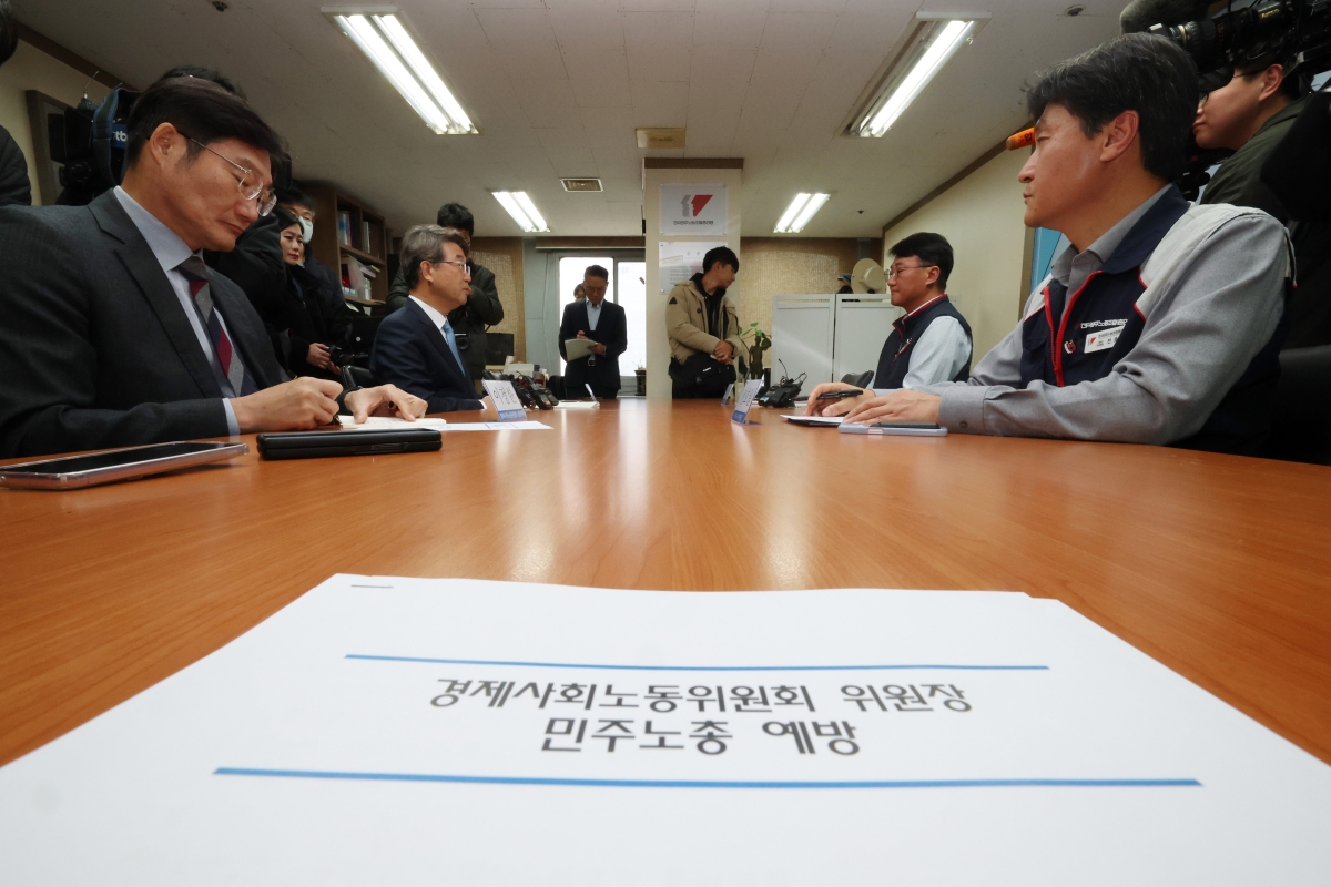 대화하는 민주노총-경사노위 위원장