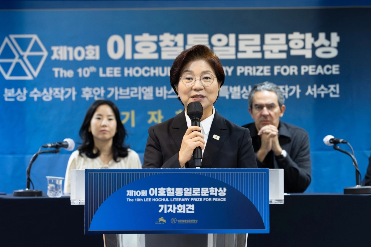 김미경(가운데) 서울 은평구청장이 17일 중구 한국프레스센터에서 열린 제10회 ‘이호철 통일로 문학상’ 수상작가 기자회견에서 인사말을 하고 있다. 김 구청장의 왼쪽은 서수진 작가, 오른쪽은 후안 가브리엘 바스케스다. 은평구 제공