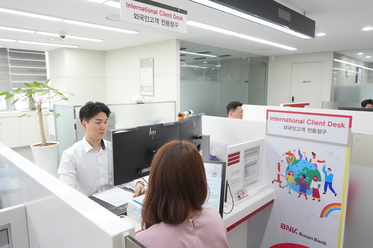 부산은행 영업점 외국인 고객 전용 창구에서 전담 직원이 손님과 상담하고 있다. 부산은행 제공