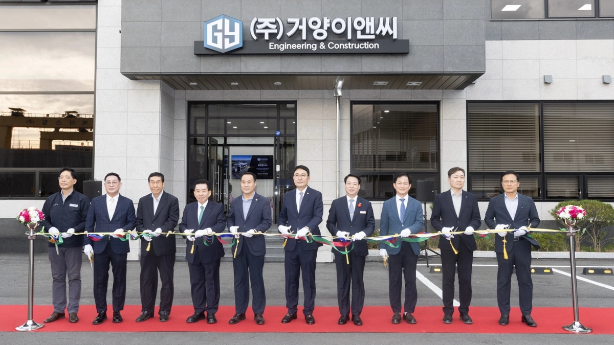 광양 황금산단 ㈜거양이앤씨에서 열린 공장 준공식 테이프 커팅식 모습. 왼쪽에서 네번째 구충곤 광양경자청장.