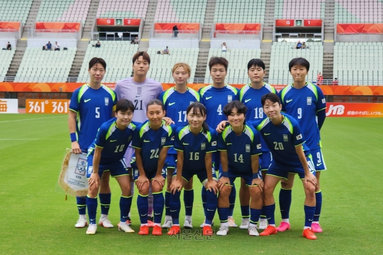 17일  일본 오사카 나가이 스타디움에서 열린 2026 아이치·나고야아시안게임 조별리그 F조 2차전 방글라데시와 경기를 치른 여자대표팀 선수들이 함께 모여 기념사진을 찍고 있다. 2026.9.17 대한축구협회 제공