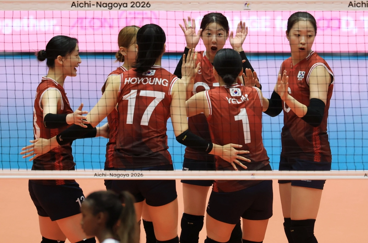여자배구 대표팀 선수들이 17일 일본 아이치현 파크 아레나 고마키에서 열린 2026 아이치·나고야아시안게임 조별리그 D조 2차전 카타르와의 경기에서 득점 후 모여 기뻐하고 있다. 2026.9.17 고마키 연합뉴스