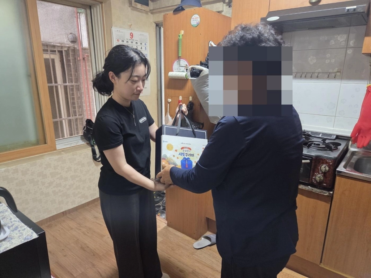 ‘새빛꾸러미’ 전달 장면. 수원시 제공