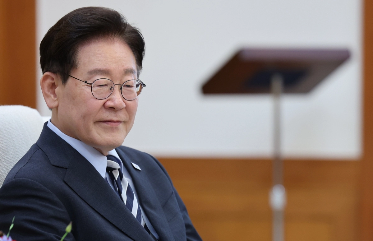 이재명 대통령이 17일 청와대에서 진행된 국제에너지기구(IEA) 사무총장과의 접견에서 파티 비롤 사무총장의 발언을 듣고 있다. 2026.9.17 연합뉴스