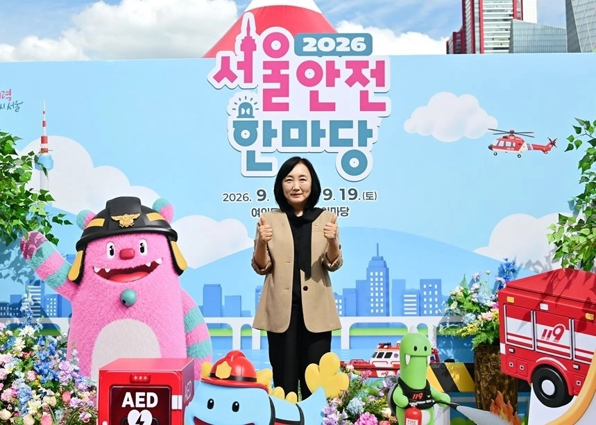 지난 17일 박칠성 위원장을 비롯한 상임위 위원들과 여의도공원 ‘2026 서울안전한마당’ 현장을 찾은 이영실 의원. 서울시의회 제공