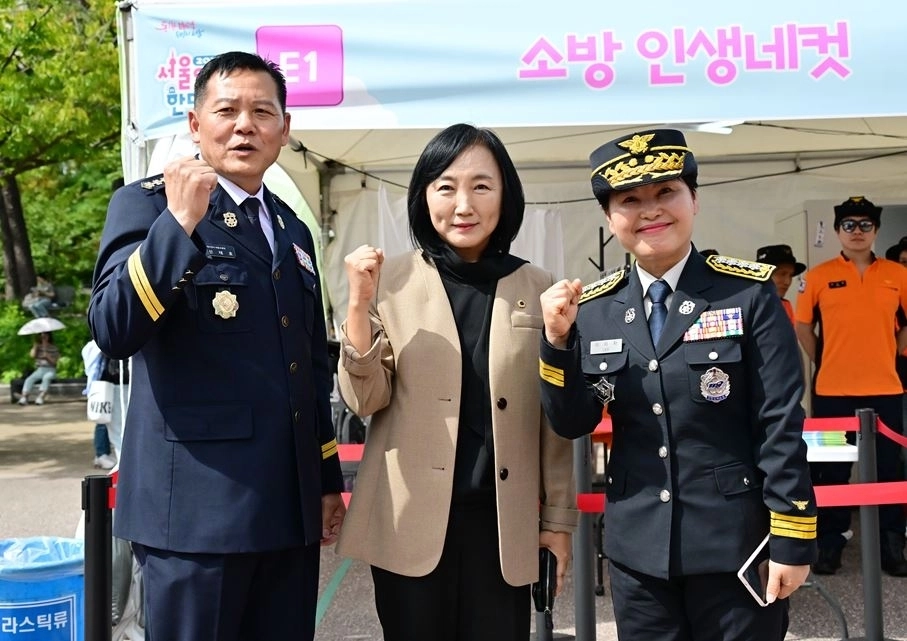 지난 17일 박칠성 위원장을 비롯한 상임위 위원들과 여의도공원 ‘2026 서울안전한마당’ 현장을 찾은 이영실 의원. 서울시의회 제공