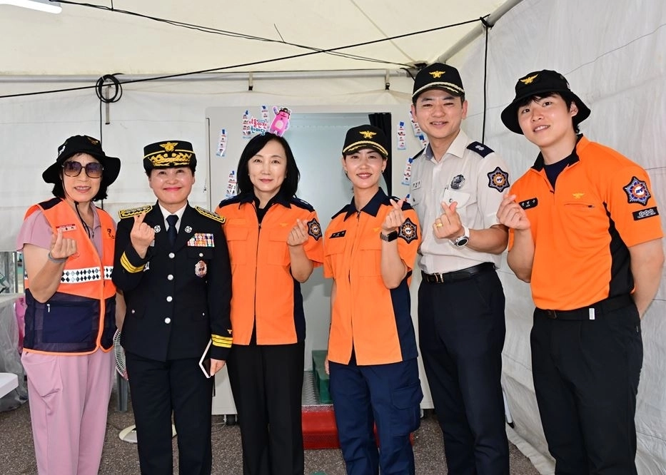 지난 17일 열린 ‘2026 서울안전한마당’에서 중량소방서 관계자들과 기념촬영을 하는 이영실 의원. 서울시의회 제공