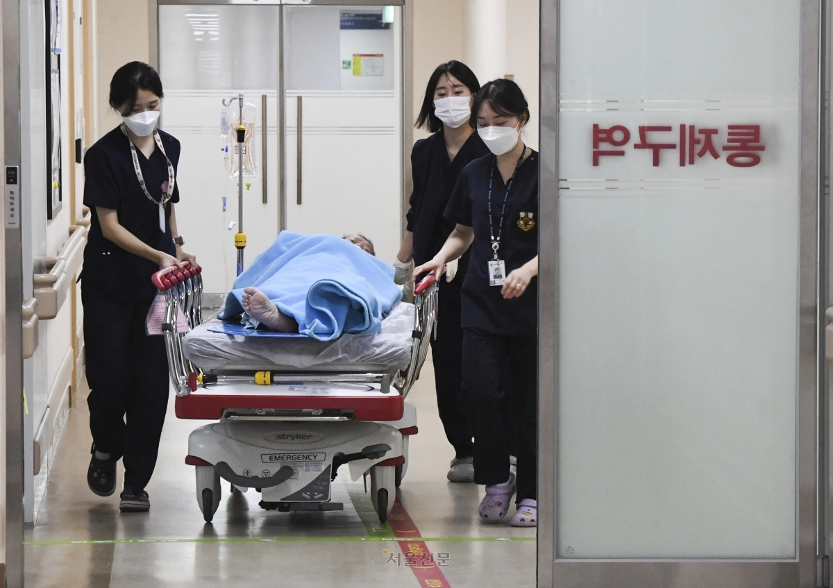 의료진들이 경기도 성남시 국군수도병원 응급실에서 환자를 옮기고 있다. 사진공동취재단