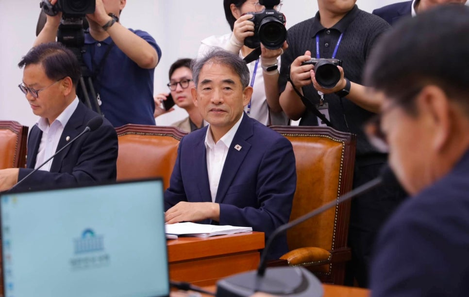 윤준병 더불어민주당 의원이 지난 2일 국회 농림축산식품해양수산위원회 전체회의에 참석해 있다.