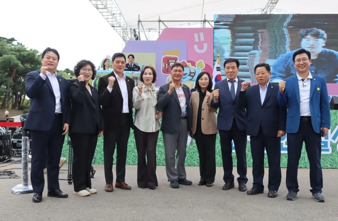 지난 17일 상임위 위원들과 여의도공원 ‘2026 서울안전한마당’ 현장을 찾은 박칠성이 위원장이 참석자들과 기념촬영을 하고 있다. 서울시의회 제공