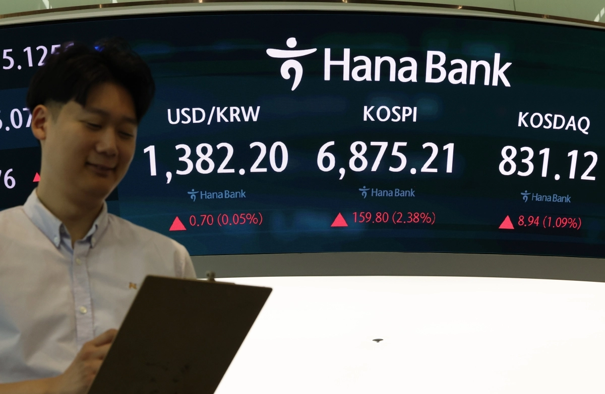 18일 서울 중구 하나은행 딜링룸에서 직원이 업무를 보고 있다. 이날 코스피는 2% 넘게 상승 출발해 장 초반 6,800대를 회복했다. 오전 9시 2분 현재 코스피는 전장보다 155.04포인트(2.31%) 오른 6,870.45다. 2026.9.18. 연합뉴스