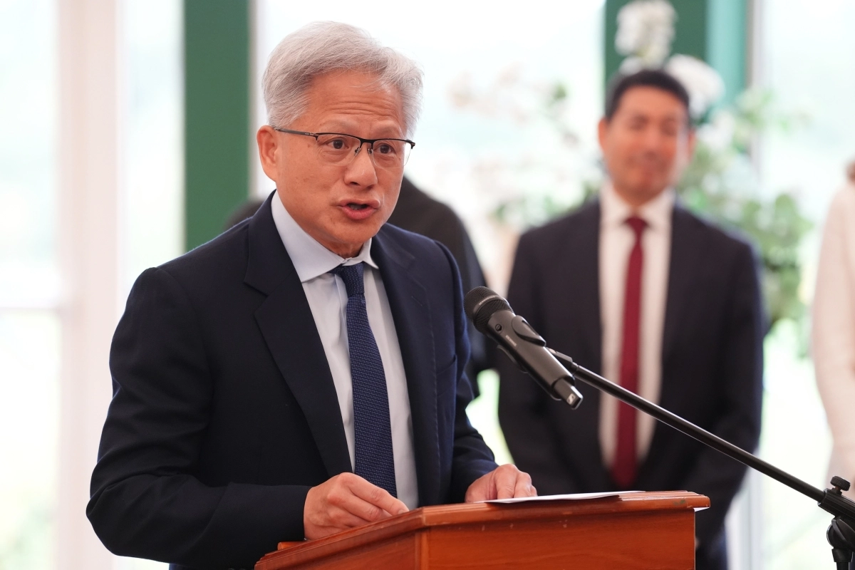 젠슨 황 엔비디아 최고경영자(CEO)가 17일(현지시간) 스코틀랜드 컴녹의 덤프리스 하우스에서 찰스 3세 국왕이 주최한 인공지능(AI) 분야 회동에서 발언하고 있다. 컴녹 AP 연합뉴스