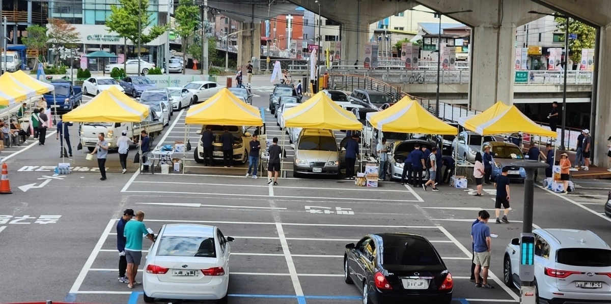 지난해 9월 서울 서대문구 홍제폭포광장에서 전문 정비사업자들이 추석맞이 차량 무상점검을 하고 있다.  서대문구 제공
