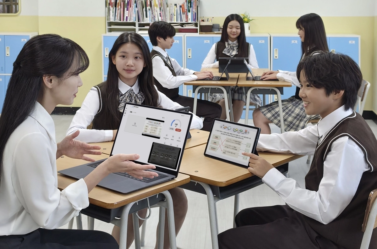 교사가 ‘갤럭시 클래스룸’의 교실 수업용 솔루션 ‘삼성 녹스 클래스룸’을 활용해 학생용 태블릿을 그룹별로 구성해 협업 수업을 진행하고 있다. 삼성전자 제공