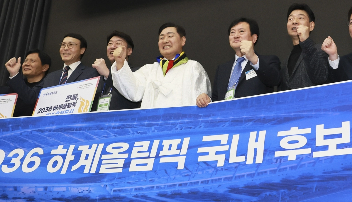 지난해 2월 28일 대한체육회 대의원총회에서 2036년 하계 올림픽 유치 국내 후보지로 선정된 전북도의 김관영 지사와 관계자들이 기념촬영을 하고 있다.    전북자치도 제공