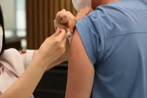 위생수칙만으로 부족한 트윈데믹(독감·코로나)…“예방접종이 먼저다”