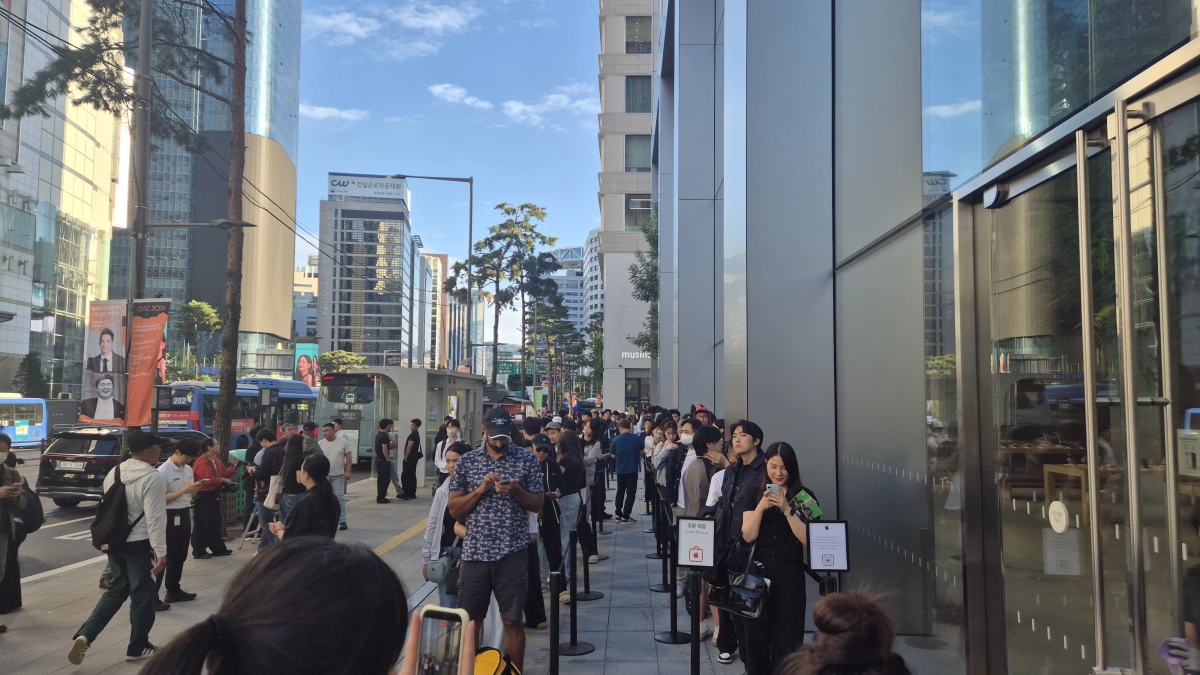 18일 오전 서울 중구 애플 명동 앞에서 아이폰18 프로·프로맥스 사전구매 제품 수령을 기다리는 고객들이 줄을 서 있다. 왼쪽에는 출시 첫날 신제품을 살펴보기 위해 매장을 찾은 방문객들이 별도로 대기하고 있다. 민나리 기자