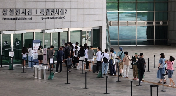 지난달 27일 오전 서울 용산구 국립중앙박물관을 찾은 관람객들이 입장을 위해 줄을 서있다. 뉴시스