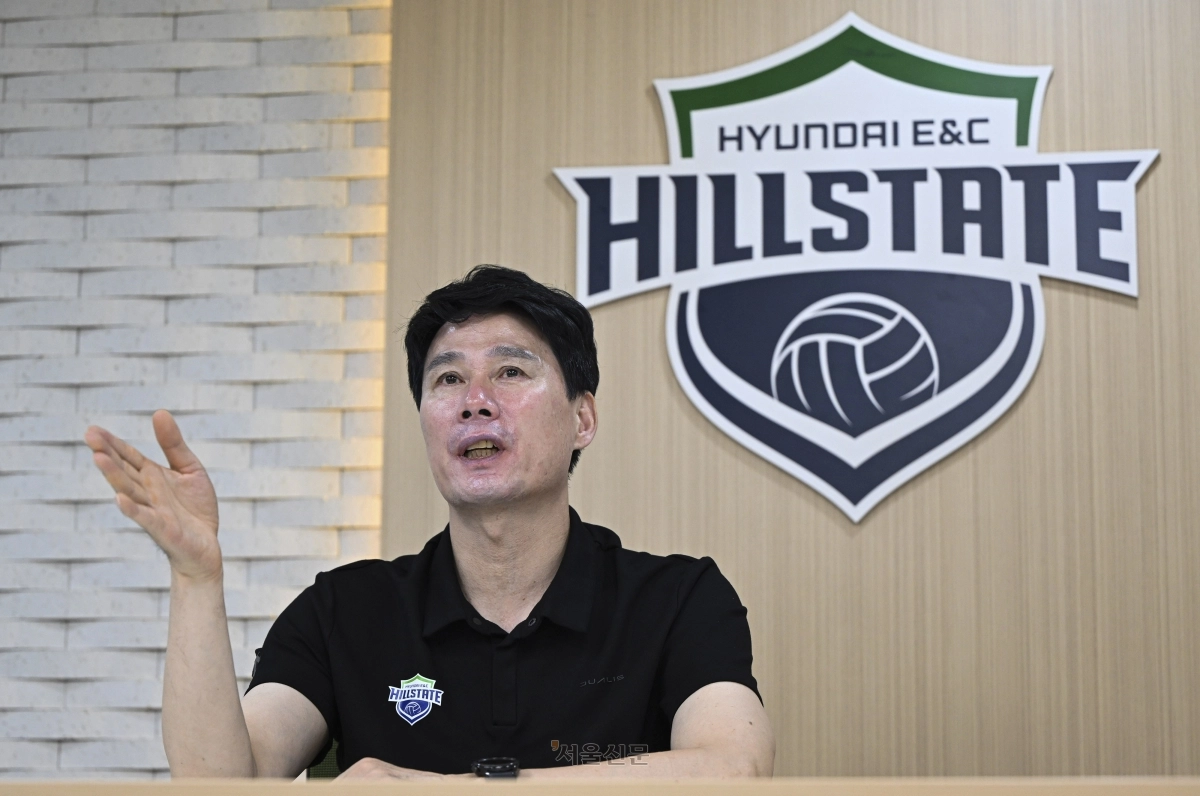 강성형 현대건설 감독이 지난 15일 경기 용인시 현대건설 연습체육관에서 차기 시즌 구상에 대해 밝히고 있다. 이지훈 기자