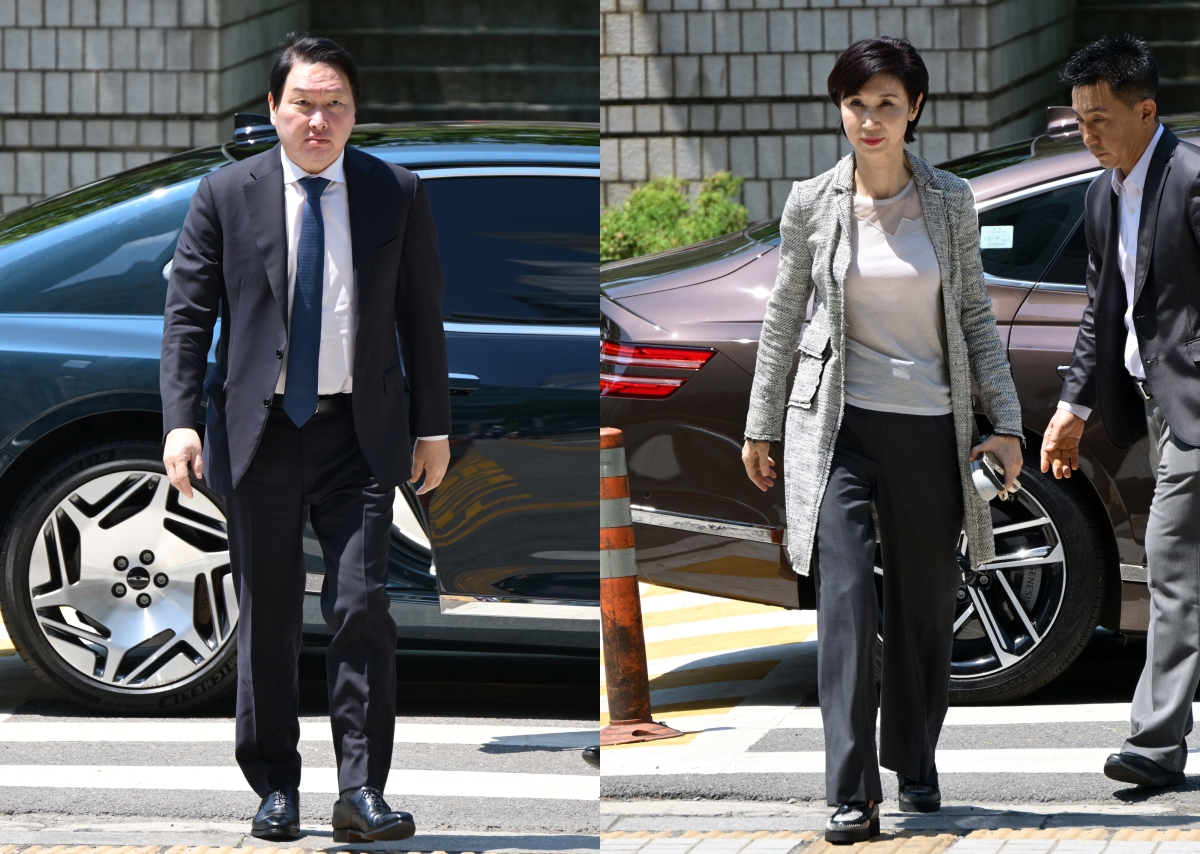 최태원 SK그룹 회장과 노소영 아트센터 나비 관장이 6월 15일 서울 서초구 서울고등법원에서 열린 재산분할 파기환송심 2차 조정 기일에 출석하고 있다. 이지훈 기자