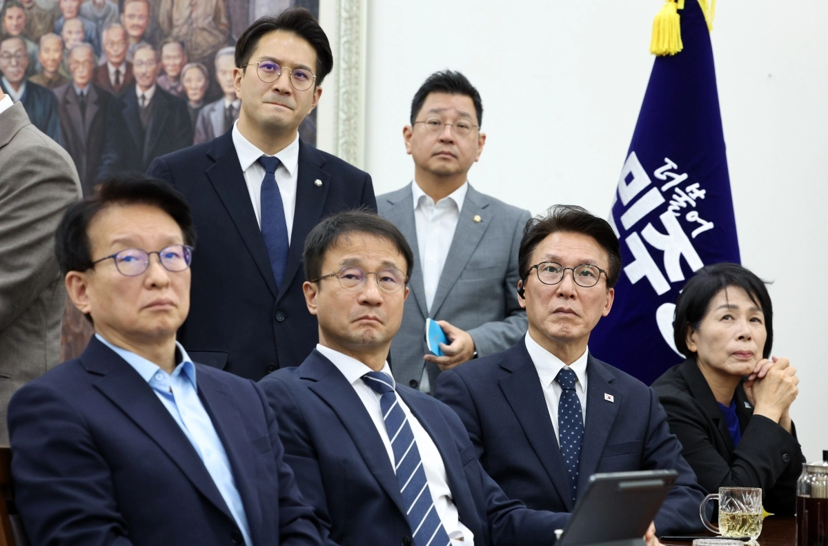 이재명 대통령 기자회견 보는 민주당 지도부