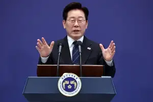 웃음기 지운 李대통령 99분 스탠딩 기자회견…“만기친람할 시간도 역량도 안 돼”