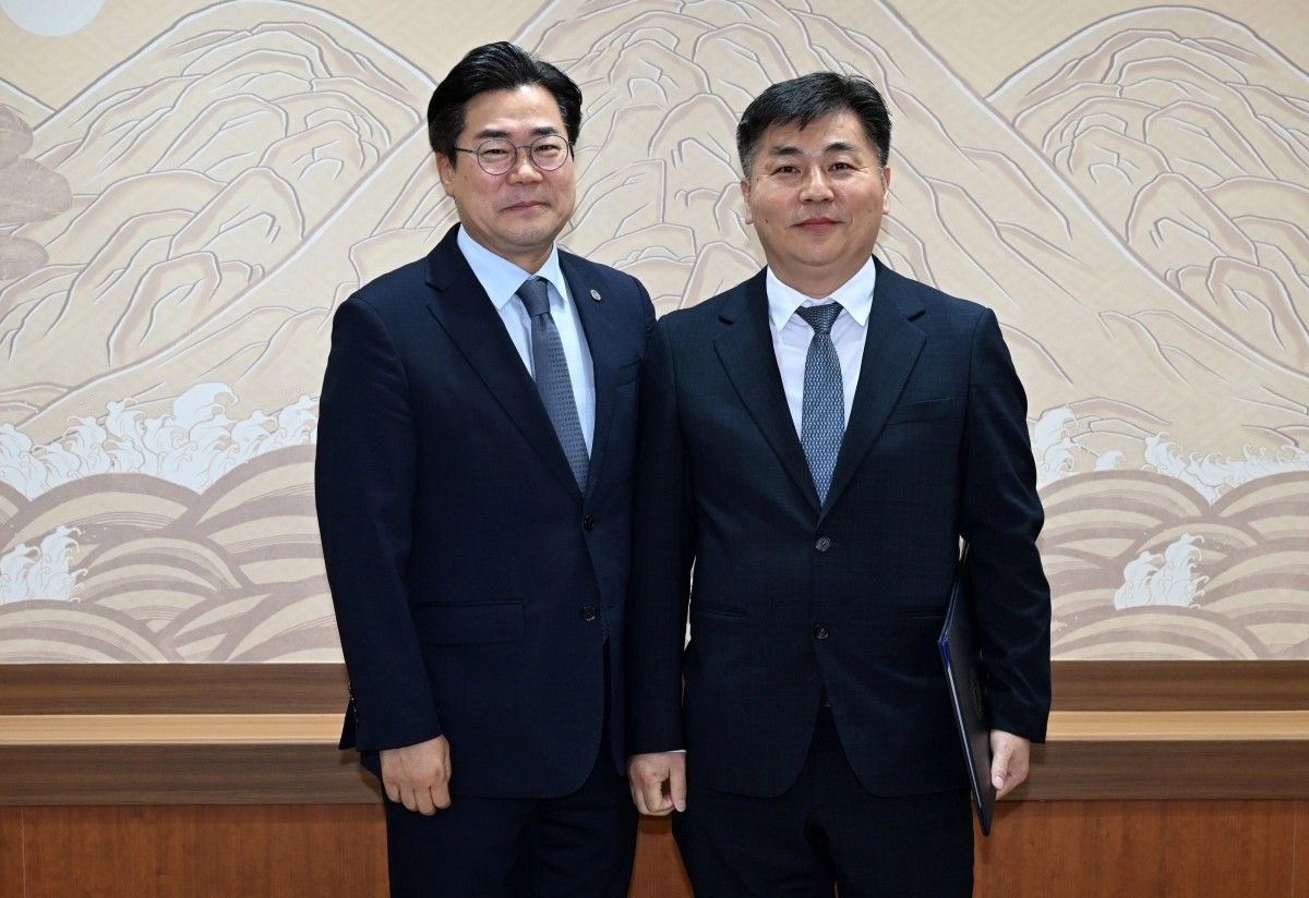 박찬대 인천시장(왼쪽)과 윤대기 신임 감사관. 인천시 제공