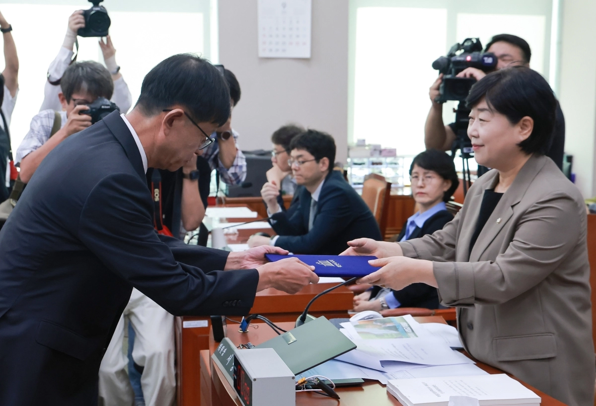 선서문 제출하는 최길수 특별감찰관 후보자