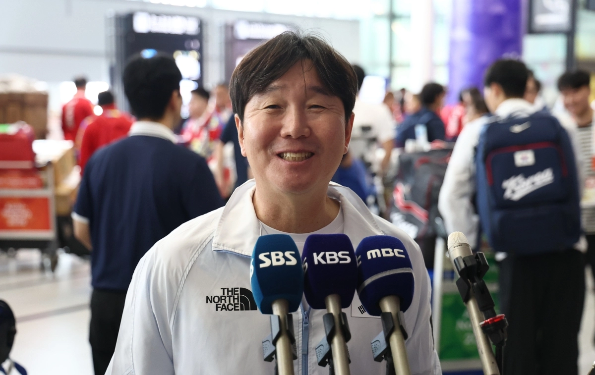 류지현 야구대표팀 감독이 18일 일본 주부국제공항을 통해 입국한 뒤 취재진과 인터뷰 하고 있다. 2026.9.18 도코나메 연합뉴스