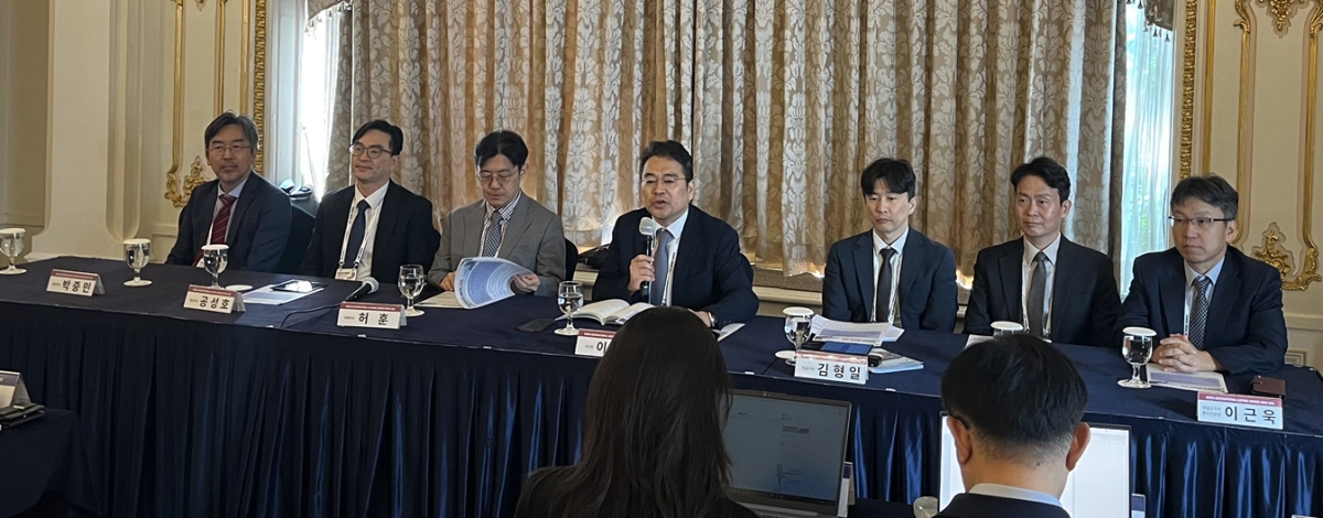 왼쪽부터 대한위암학회 박중민 홍보이사, 공성호 총무이사, 허훈 국제이사, 이혁준 이사장, 김형일 학술이사, 이종열 특임이사, 이근욱 위암교과서 준비위원장