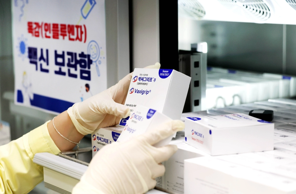 전남광주 북구보건소 예방 접종실에서 의료진이 인플루엔자(독감) 백신의 재고량을 확인하고 있다. 연합뉴스