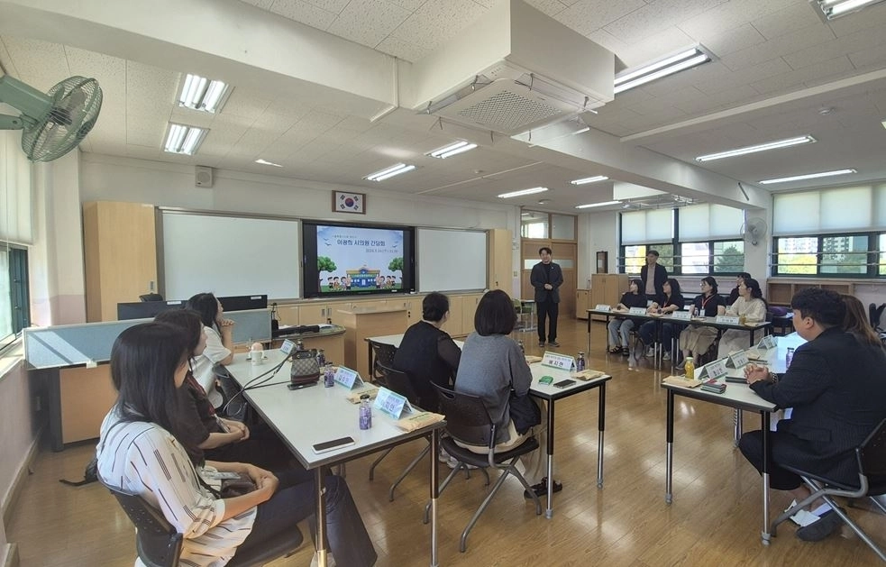 이광희 의원이 지난 16일 강월초등학교를 방문해 학부모님들과 소통의 시간을 가졌다. 서울시의회 제공